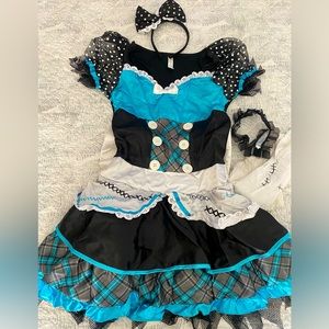 👻 “SHATTERED DOLL” HALLOWEEN COSTUME. SIZE “JUNIOR SMALL”. USED ONCE. SO CUTE!